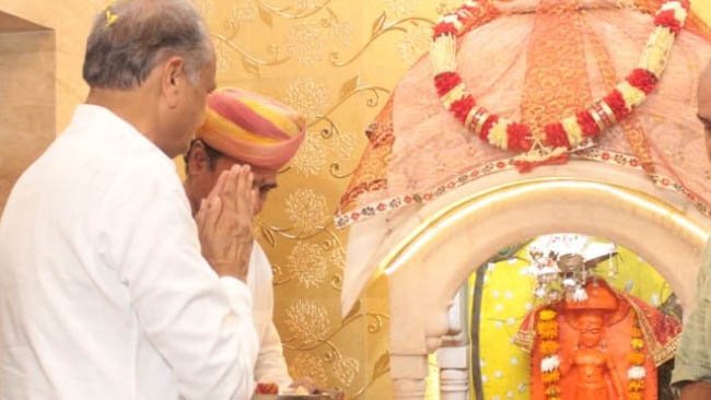 मुख्यमंत्री ने करणी माता मंदिर के द्वार का लोकार्पण किया