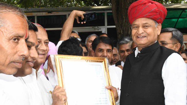 ईडब्ल्यूएस आरक्षण में अचल सम्पत्ति के प्रावधान हटाने पर प्रदेशभर से मुख्यमंत्री का आभार व्यक्त करने पहुंचे लोग युवाओं को आगे बढ़ाने के लिए सरकार प्रतिबद्ध -मुख्यमंत्री