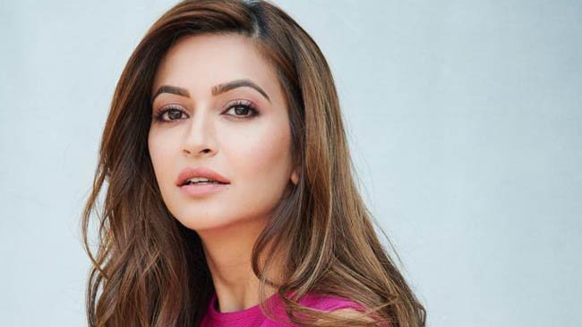 Kriti Kharbanda scores high on humour & glamour in the trailer of Anees Bazmee's 'Pagalpanti'!