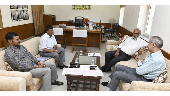 आयुक्त ने कानून व्यवस्था को लेकर गृह और पुलिस अधिकारियों से की बैठक