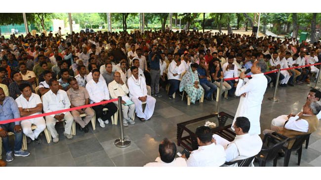 ईडब्ल्यूएस आरक्षण में अचल सम्पत्ति के प्रावधान हटाने पर मुख्यमंत्री का आभार जनता के सुख-दुःख में हमेशा साथ खड़ी है सरकार ः मुख्यमंत्री