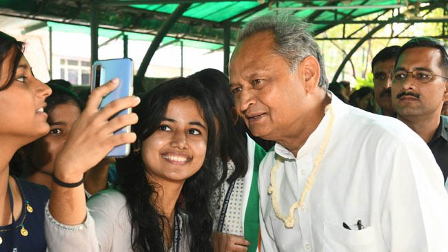 ईडब्ल्यूएस आरक्षण से अचल सम्पत्ति के प्रावधान हटाने पर मुख्यमंत्री का आभार युवाओं ने कहा, यह सरकार का ऎतिहासिक फैसला