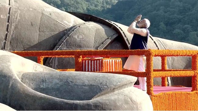 PM pays floral tributes to Sardar Patel