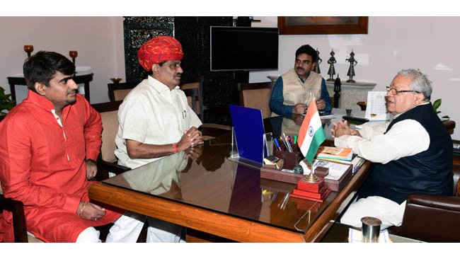 आगंतुको से पुष्पगुच्छ ना लाने की अपेक्षा की राज्यपाल, नियमित फ्लाइट से गये दिल्ली, सड़क मार्ग से आयेंगे वापिस