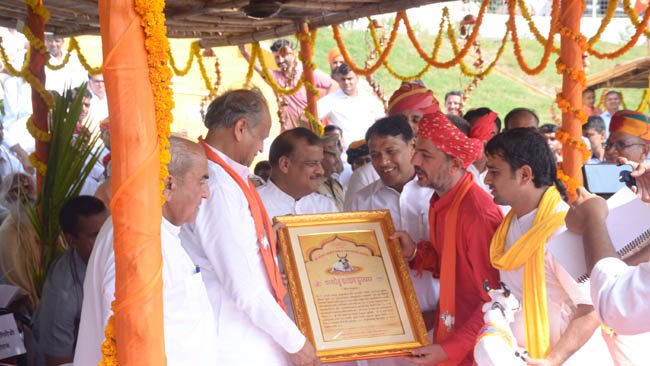 जालोर में कामधेनु शक्तिपीठ स्थापना महोत्सव गौवंश की रक्षा एवं संवर्धन राज्य सरकार की प्राथमिकता - मुख्यमंत्री