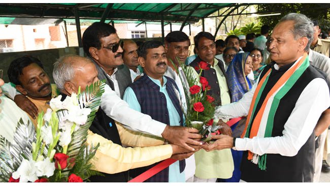 मुख्यमंत्री निवास पर जनसुनवाई सूरौठ को तहसील बनाने के लिए मुख्यमंत्री का आभार जताया