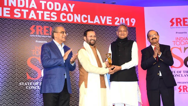 सुशासन के लिए राजस्थान देश में पहले स्थान पर मुख्यमंत्री श्री गहलोत ने केन्द्रीय मंत्री श्री जावड़ेकर से अवार्ड ग्रहण किया