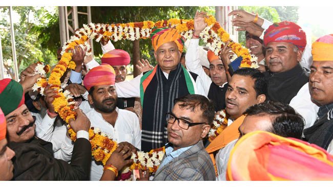 मुख्यमंत्री का आभार व्यक्त करने पहुंचे हजारों लोग जनहित में चलती रहेगी हमारी कलम ः मुख्यमंत्री