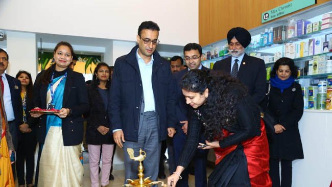 नोएडा अथॉरिटी की चेयरमैन मिस रितु महेश्वरी द्वारा अस्पताल का पुनः उद्घाटन