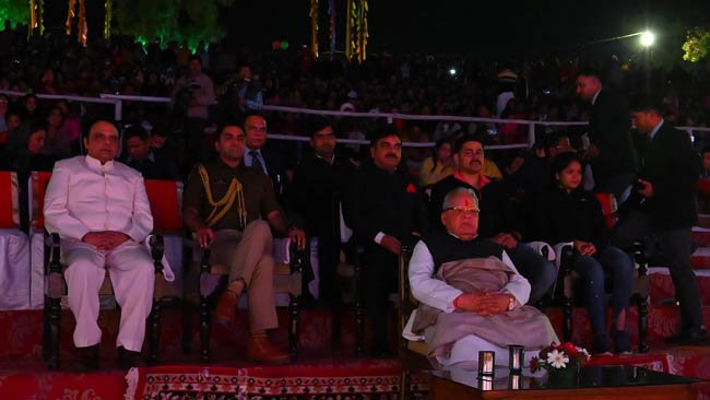 शिल्पग्राम उत्सव दूसरा दिन हाट बाजार में शिल्पकारों ने किया बोणी बट्टा रंगमंच पर पूरब और पश्चिम का मिलन राज्यपाल श्री मिश्र ने कला प्रस्तुतियों का उठाया लुत्फ
