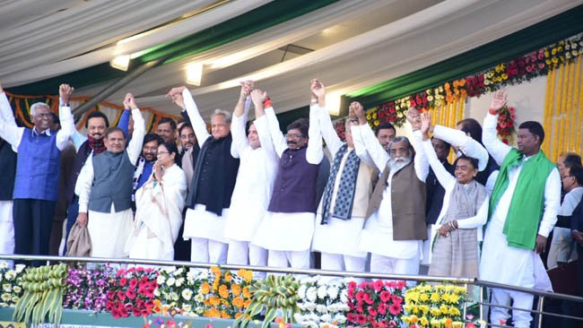 मुख्यमंत्री श्री सोरेन के शपथ ग्रहण समारोह में शामिल हुए