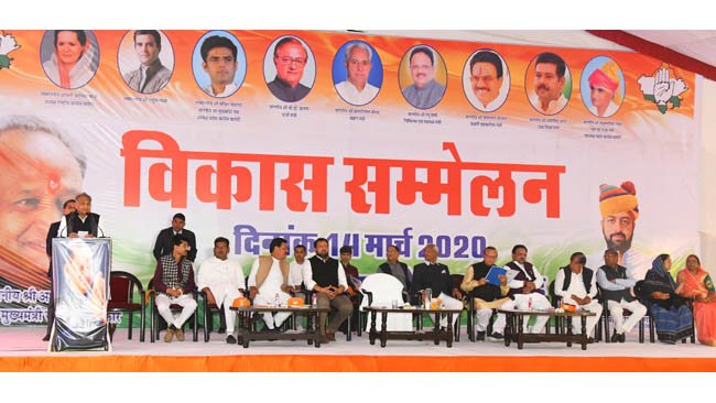 देवगढ़ में विकास सम्मेलन मंदी के दौर में हमारे दूरगामी फैसलों से उद्यमियों को मिल रहा संबल - मुख्यमंत्री