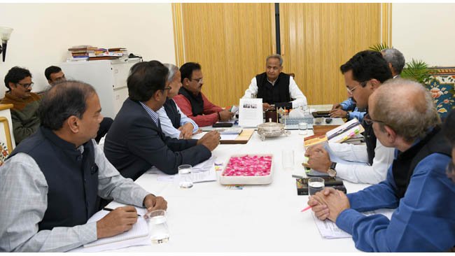 कोरोना संक्रमण की स्थिति की समीक्षा बैठक सार्वजनिक स्थल 31 मार्च तक बंद, 50 से अधिक लोगों के इकट्ठा होने पर पाबंदी - मुख्यमंत्री