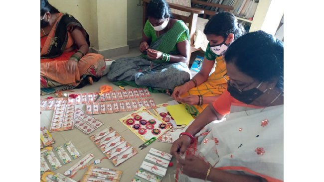 राखियाँ बनाकर वोकल फॉर लोकल अभियान को गति दे रहीं जेएसएस की महिलाएं