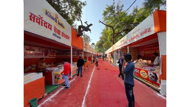 KVIC Inaugurates Khadi Exhibition in Varanasi; High Altitude Honey from Kashmir and Uttarakhand & Woolens Hog Limelight