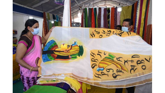 जयपुर की महिलाएं जवाहर कला केंद्र में साड़ी पर आकृति देख अचंभित हुई