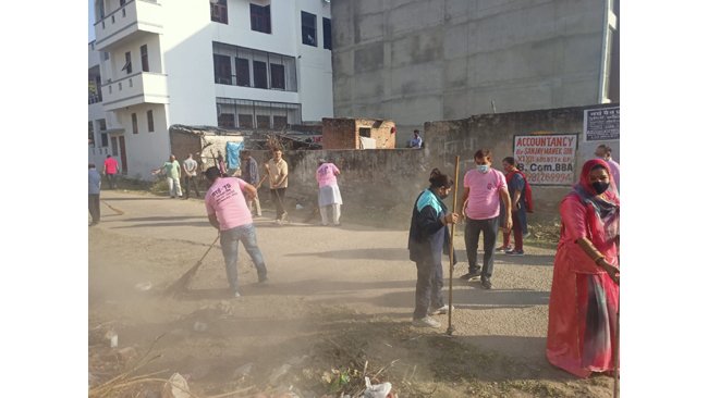वार्ड 75 में खाली पड़े भूखंडों पर चेयरमैन एवं पार्षद भारती लख्यानी ने चलाया स्वच्छता अभियान