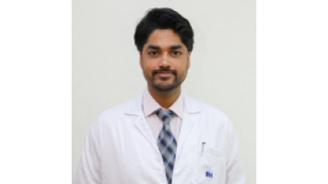 4 साल तक रहे बेड पर, नारायणा हॉस्पिटल ने बनाया 73 वर्षीय बुज़ुर्ग को दोबारा चलने के काबिल