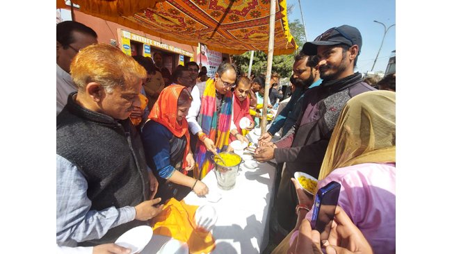 वार्ड 75 पार्षद कार्यालय थड़ी मार्केट मानसरोवर के बाहर महाशिवरात्रि के उपलक्ष में प्रसादी वितरण