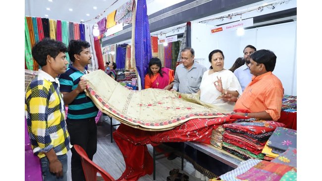 नेशनल आर्ट एंड  क्राफ्ट सिल्क एक्सपो  मे जयपुर की महिलाएं साड़ी पर कोलकाता की कलाकृति देख मन्त्रमुग्ध हुई