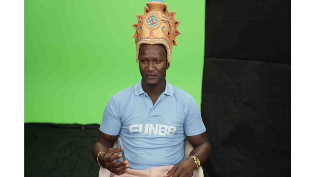 Why is Darren Sammy wearing a ‘Mukut’?