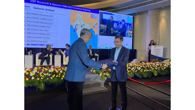 Cairn Oil & Gas signs contract with the Government of India for 8 oil/gas fields under the Discovered Small Field Bid Round-III.