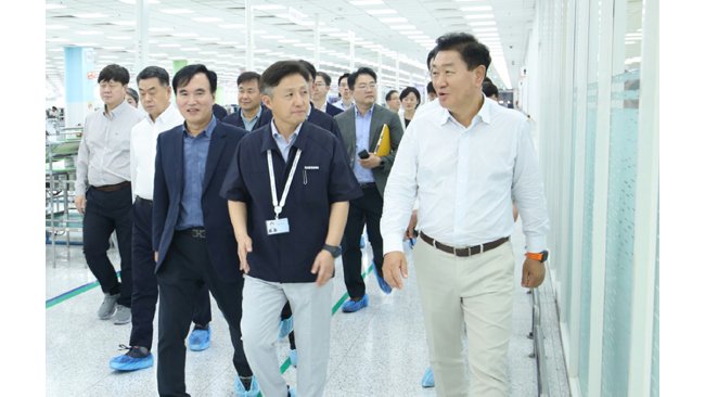 Vice Chairman and CEO JH Han Visits Noida Factory, Signaling Growing Importance of Indiafor Samsung