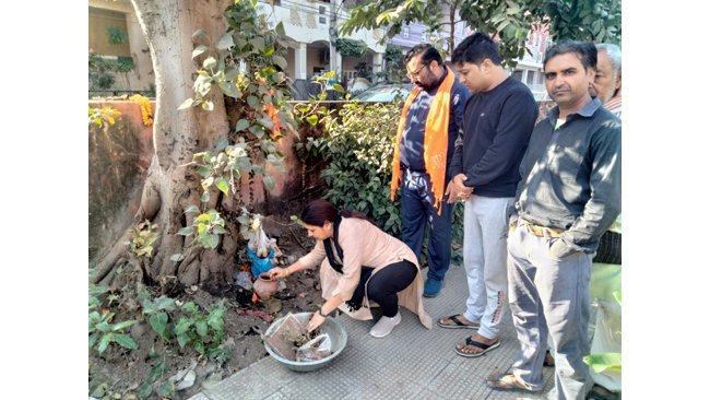 स्वच्छता अभियान के तहत चेयरमेन एवं पार्षद श्रीमती भारती लखयानी जी ने आदर्श वार्ड 75 के सभी मंदिरों एवं पीपल के पेड़ के नीचे से पूजन सामग्री उठवाकर स्वच्छ्ता अभियान चलाया