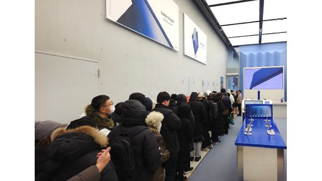 Customers Queue for Samsung Galaxy Z TriFold as it Goes on Sale